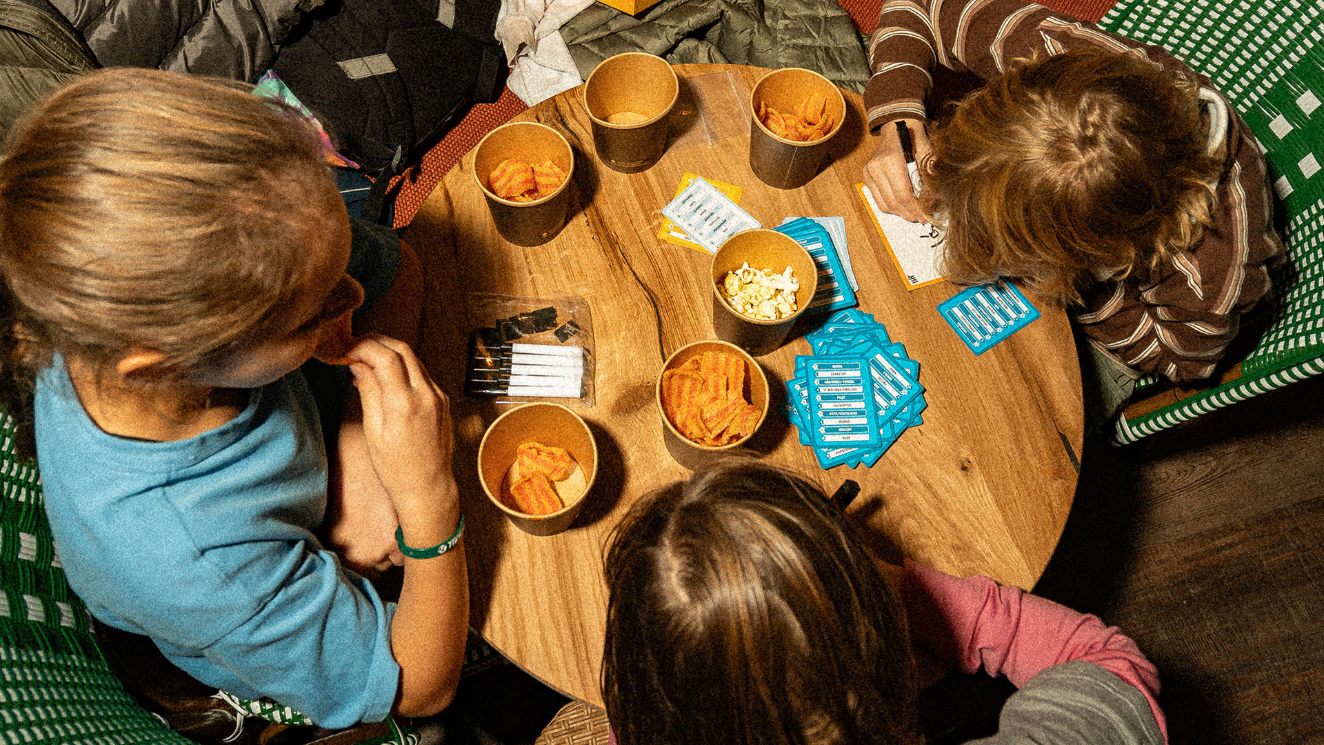 Snacks-utvalg fra ParkN — popcorn, oliven og nachochips